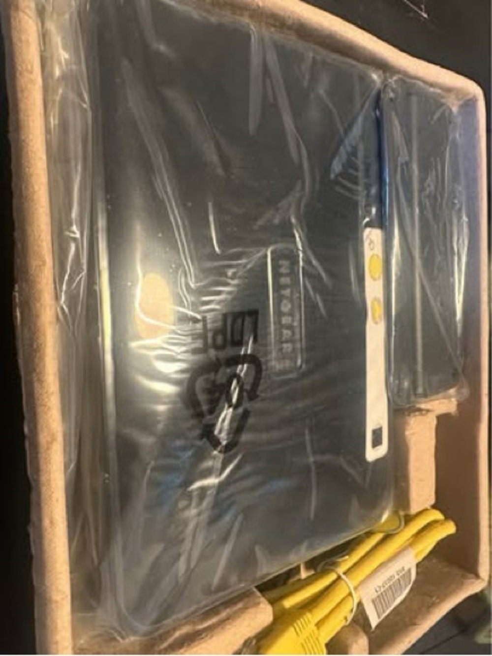 NETGEAR Black Wired Router with LED Status Panel - Picture 3 of 3